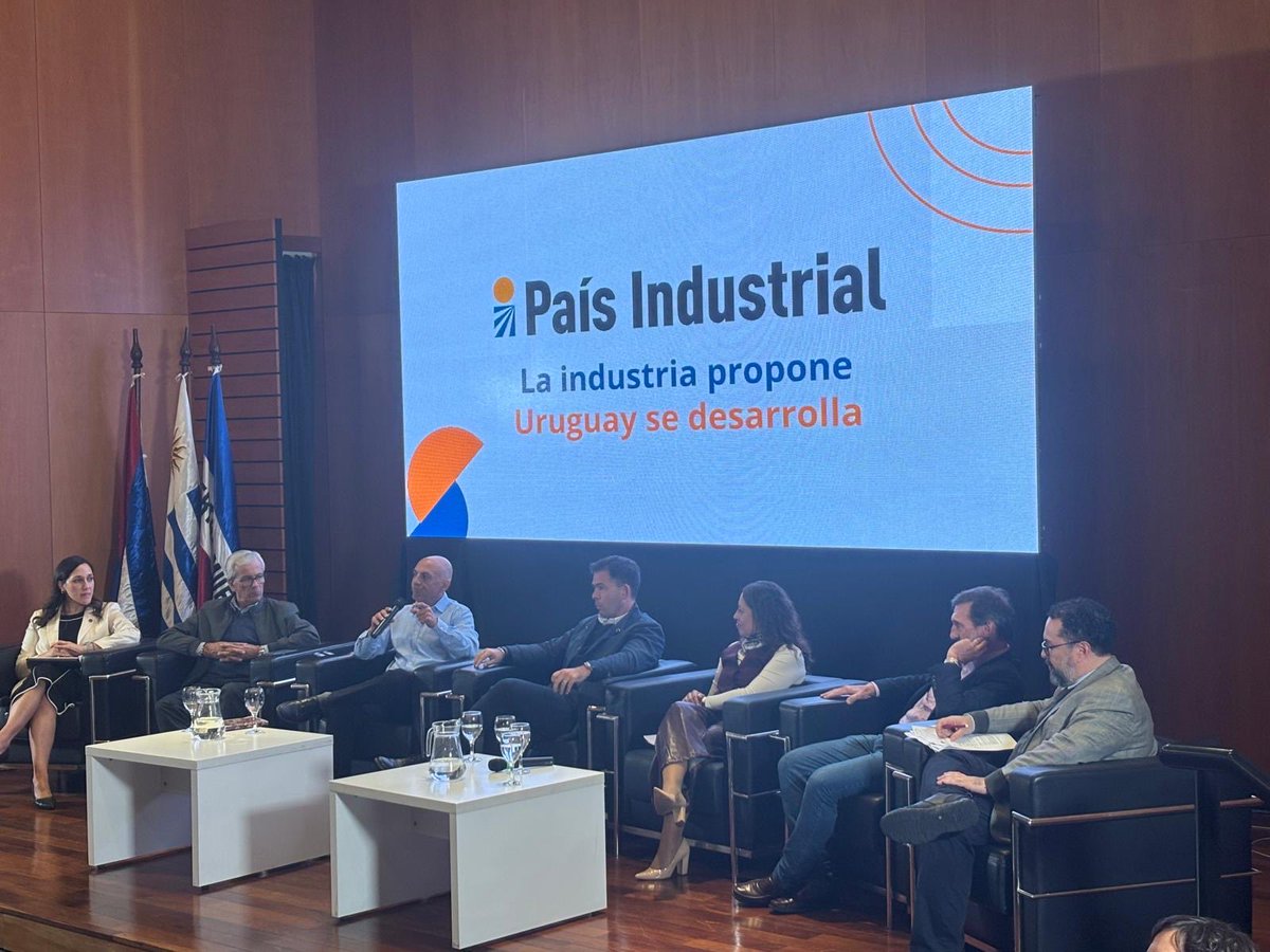 <a href="/PITCNT1/">PIT CNT</a> <a href="/compresidencia/">Presidencia Uruguay</a> <a href="/OITconosur/">OIT ConoSur</a> <a href="/MIEM_Uruguay/">MIEM Uruguay</a> <a href="/MTSSuy/">MTSS</a> <a href="/INEFOPoficial/">INEFOP</a> 🗣️La ministra de Industria, Energía y Minería, <a href="/FcardonaUy/">Fernanda Cardona</a>; el ministro de Trabajo y Seguridad Social, Juan Castillo; el director general de <a href="/INEFOPoficial/">INEFOP</a>, Miguel Venturiello; el presidente del <a href="/PITCNT1/">PIT CNT</a>, Marcelo Abdala y nuestro presidente <a href="/leoagarcia/">Leonardo  Garcia</a>, intercambiaron acerca del