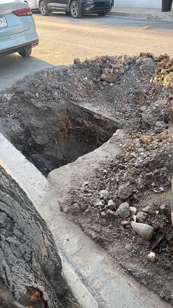 Alexislucio05's tweet photo. Obra inconclusa desde el 29 de Enero por parte de @ayd_monterrey ¿Podrían apoyarnos?en esa calle viven puros adultos mayores. 

Calle Alpinismo 729 Cd Ideal San Nicolás De Los Garza entre Av. Mario J. Montemayor y Calle Hercules. No. Reporte: 31431102 https://t.co/wycCeqykXr