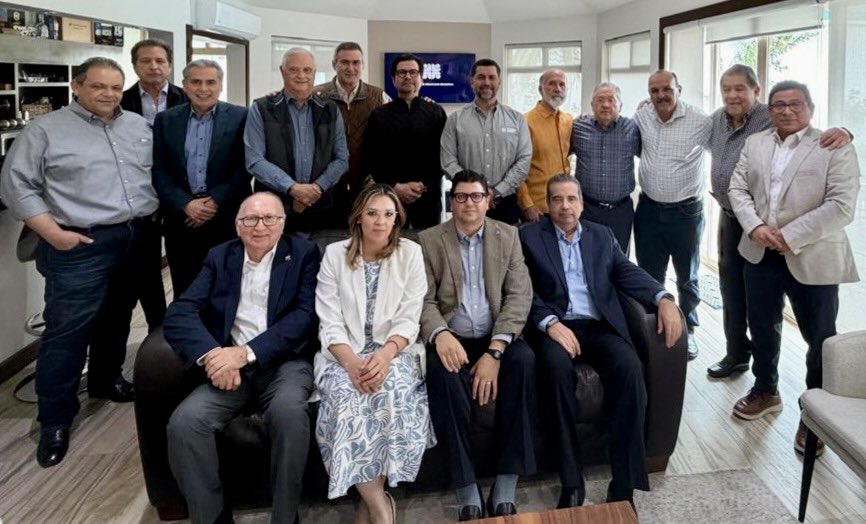 Consejo_deNR's tweet photo. En el Consejo de Negocios Regional recibimos a @HeberardoConH, presidente de @COPARMEXREY, quien compartió su visión sobre la reforma laboral y los retos actuales en temas como jornada laboral, Ley Silla, igualdad y cultura organizacional basada en derechos humanos. https://t.co/hKPJdzs4UF
