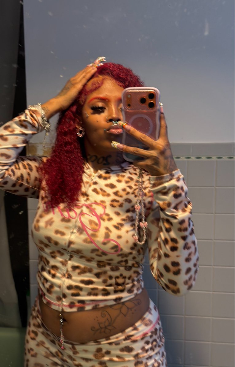 kii2tattedd's tweet image. 🦦 #wlw #lesbian #milwaukee