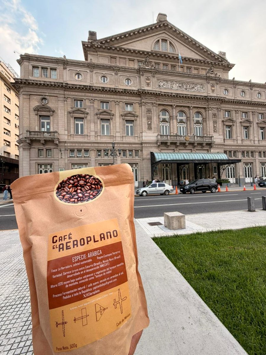 CAeroplano's tweet photo. Café Aeroplano aterrizando en Argentina. Junto al célebre Teatro Colón y bajo la brisa rioplatense, el grano de especialidad veracruzano en el espacio austral. Del danzón al tango, de la neblina de Coatepec a mi Buenos Aires querido, Aeroplano sin escalas en la patria de Borges. https://t.co/TFfrE2e6fL