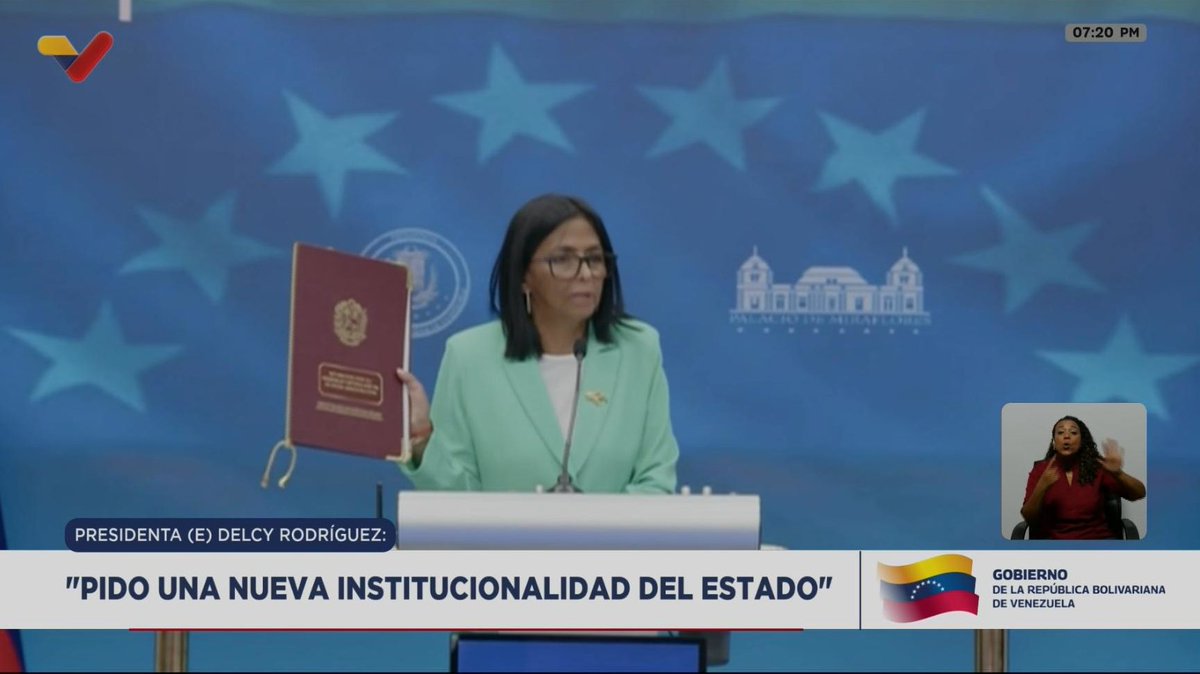 "Pido una nueva institucionalidad del estado. Un estado digital, ágil, profesional. Convoco a los jóvenes que están en el país y fuera de nuestras fronteras a incorporarse a este esfuerzo". Firmó la promulgación de la Ley de agilización de trámites administrativos.