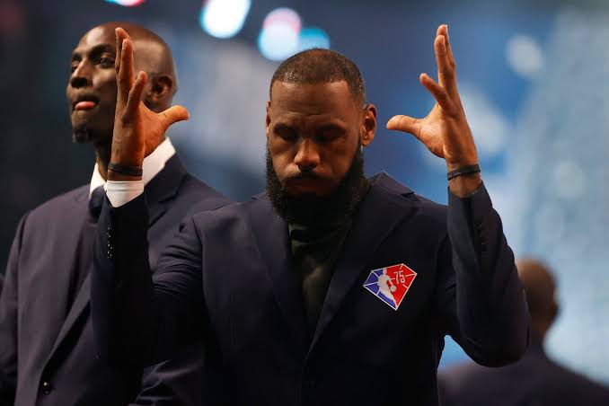 El dato más bestial de LeBron 

Cavs 2009-10 con él: 61-21
Cavs 2010-11 sin él: 19-63

Miami 2013-14 con él: 54-28
Miami 2014-15 sin él: 37-45

Cavs 2013-14 sin él: 33-49
Cavs 2014-15 con él: 53-29

Cavs 2017-18 con él: 50-32
Cavs 2018-19 sin él: 19-63

Lakers 2017-18 con él: