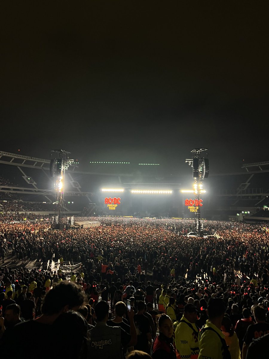 bren⭑ SUBE SUBE en Velez tweet media