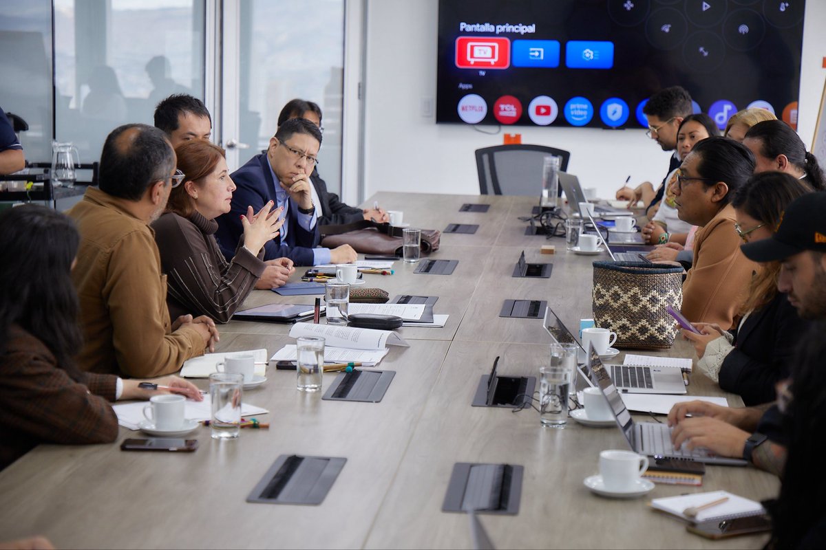 DefensoriaCol's tweet photo. En un encuentro con los equipos de trabajo, la Defensora del Pueblo, @MarnIris, y el ministro de @MinIgualdad_Col, Lucho Acosta, dialogaron sobre estrategias conjuntas para fortalecer la igualdad y la defensa de los derechos humanos en Colombia.

Durante la reunión se abordaron temas como los desafíos en torno a los riesgos de la desaparición del Ministerio de la Igualdad y Equidad, particularmente en relación con la continuidad de las políticas públicas que implementa esta entidad y que sirven para cerrar las brechas de desigualdad que enfrentan los 14 sujetos de protección constitucional que atiende esta cartera.

Este espacio representa un paso hacia la construcción de un país más justo e incluyente, donde cada persona pueda ejercer plenamente sus derechos sin discriminación.

Seguimos trabajando de manera articulada con las instituciones del Estado para que la voz de las comunidades sea escuchada y sus derechos estén plenamente garantizados.