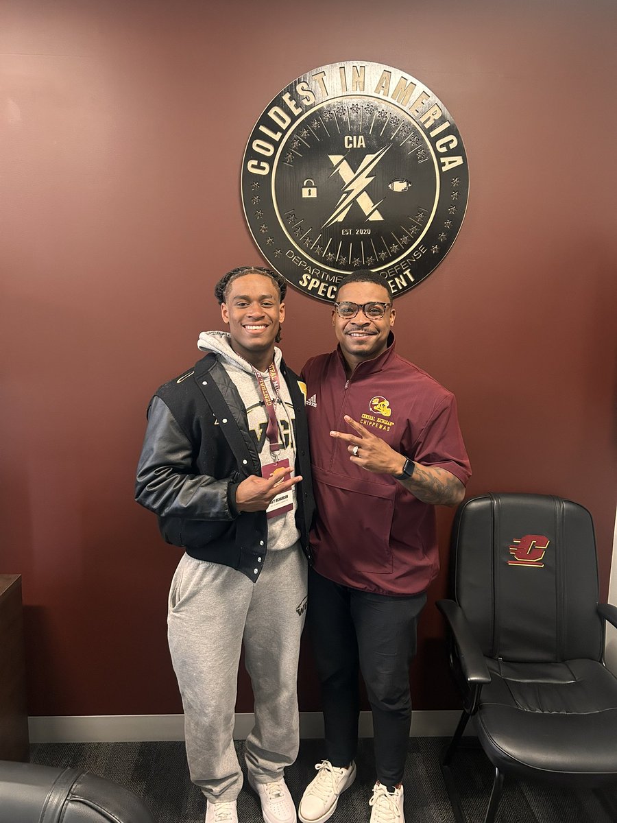 mattrich1029's tweet photo. Blessed to receive my first division 1 offer from Central Michigan University! Thank you! @CoachDukes_ @DrinkallCoach @CMU_Football @Mark__Porter @sirtrich @WGHFootball @revalf1 @AllenTrieu @DavidBaugh_02 @_foxynell https://t.co/qbrfvPsocf