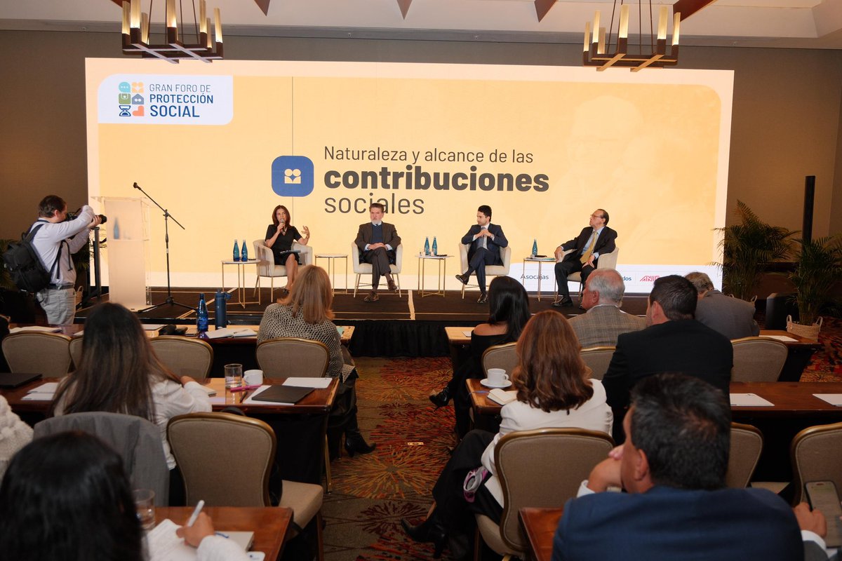 CGR_Colombia's tweet photo. 🚨En el marco del #GranForoDeProtecciónSocial de @Asocajas, el contralor delegado para el sector trabajo, David Fernández, señaló que los aportes parafiscales, por su carácter obligatorio y destinación específica, ocupan un lugar especial en el sistema económico y social, y destacó el deber constitucional de vigilar su uso con rigor técnico, eficiencia y transparencia, sin interferir en su administración.

#ProtegiendoLoQueEsDeTodos