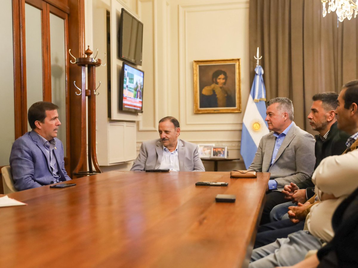 SecTurLaRioja's tweet photo. Se llevó a cabo un encuentro junto al gobernador @QuintelaRicardo , @irondeya, presidente de @FAEVYT; @chuytuy, presidente de @AAAVYTLar; y representantes del sector turístico, en una jornada de diálogo e intercambio sobre el presente y las perspectivas de la actividad. https://t.co/80Xq8y6lSJ