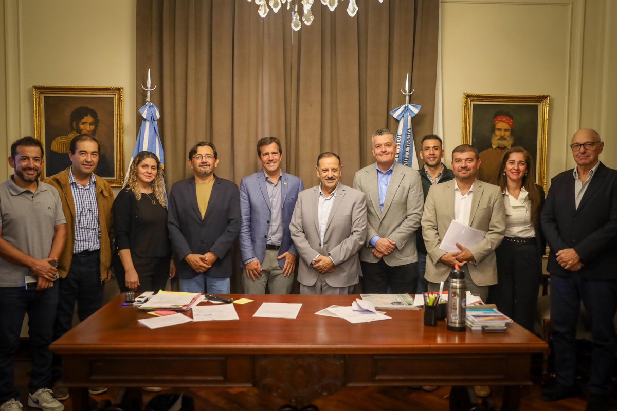 SecTurLaRioja's tweet photo. Se llevó a cabo un encuentro junto al gobernador @QuintelaRicardo , @irondeya, presidente de @FAEVYT; @chuytuy, presidente de @AAAVYTLar; y representantes del sector turístico, en una jornada de diálogo e intercambio sobre el presente y las perspectivas de la actividad. https://t.co/80Xq8y6lSJ