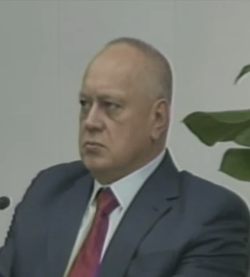 La dictadora Delcy Rodríguez intenta explicar sin credibilidad alguna, que la crisis económica y los salarios miserables en el país se deben a un bloqueo INEXISTENTE y no por el saqueo indecoroso que ha hecho el chavismo de los caudales públicos. 

Diosdado no sabe qué cara poner