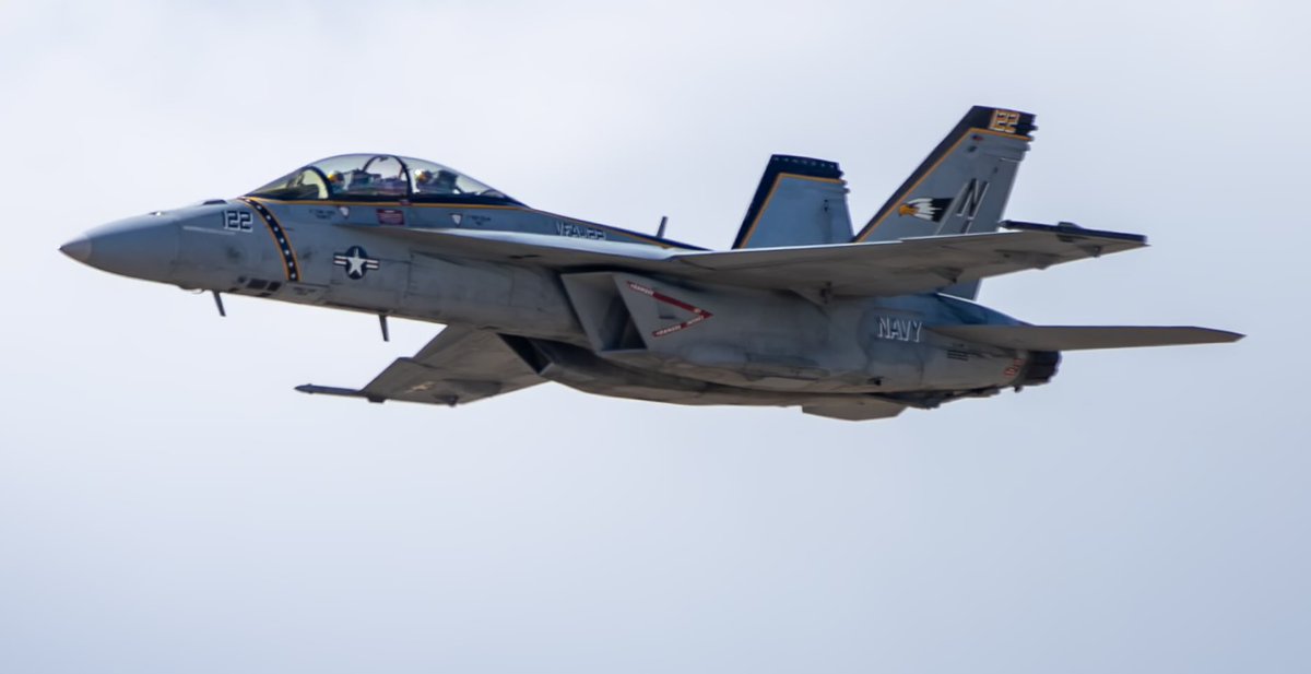 moabrs123's tweet photo. F18 at an air show https://t.co/taQpoPAIRw