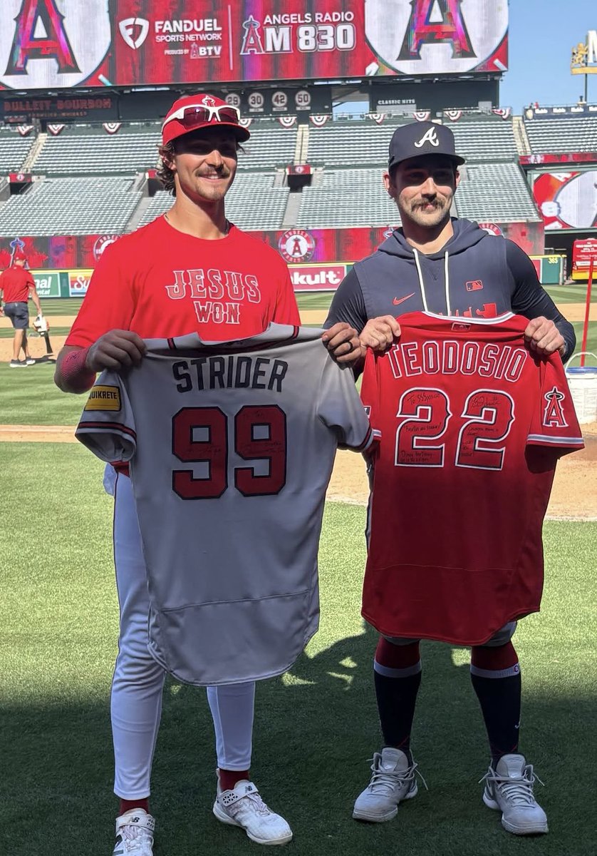 LatinoSports's tweet image. After Atlanta’s 8-2 win this afternoon in Anaheim, #Braves Spencer Strider and Bryce Teodosio of the @Angels exchanged jerseys ⚾️

#BravesCountry #RepTheHalo #MLB #LatinoSports | @mlbespanol | @Braves | @Angels | 📸: Francisco Rodriguez/Latino Sports