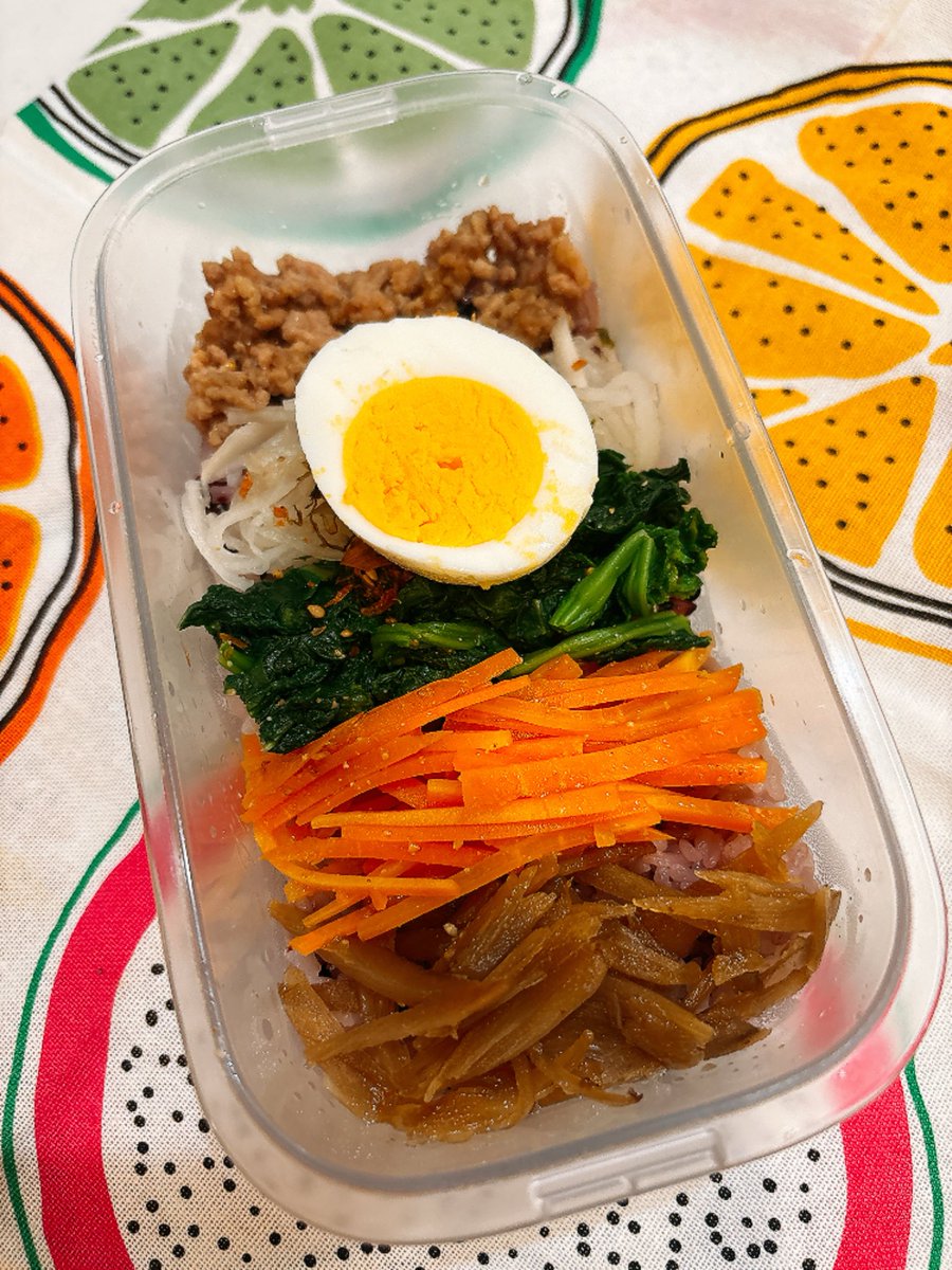 ピビンパ弁当🍱オットこの春から異動ですが弁当生活は続きます😊ふりかけはキムチがわりの #いか昆布RED🦑🌶️これペペロンチーノとかにも使えて良いのよねー😋
#澤田食品 #いかこん部 #お弁当 #旦那弁当 #お弁当記録