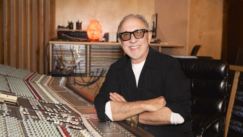 latnpop's tweet photo. Emilio Estefan ajudou a organizar uma fórmula de sucesso que é replicada até hoje: concentrar os “maiores” músicos, técnicos e estúdios em um local, dominando o som e a distribuição da música. No fim dos 90, apostou em 3 nomes em ascensão: Shakira, Soledad e Alejandro Fernández https://t.co/WP7yUux59G