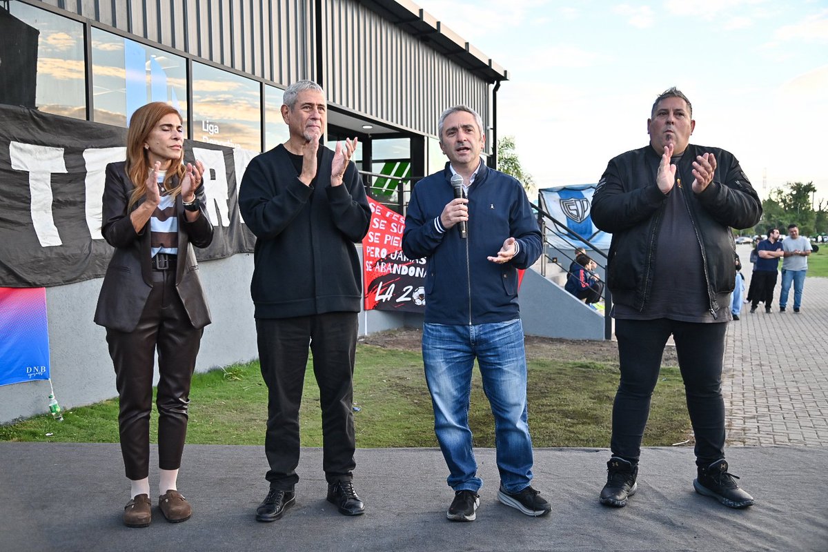 larroqueandres's tweet photo. Junto a @jorgeferraresi y @magdysierra, inauguramos la sede de la Liga Deportiva de Avellaneda y firmamos un convenio para financiar mejoras en clubes de barrio de la ciudad. 

Además, firmamos el financiamiento de la construcción de un Salón de Usos Múltiples, un nuevo parque líneal en Dock Sud, obras de infraestructura en distintos barrios y mejoras habitacionales para familias del distrito.

A pesar de la asfixia financiera que implementa Milei sobre nuestra Provincia, por decisión de @Kicillofok hacemos los esfuerzos necesarios para cuidar el futuro de nuestra comunidad.