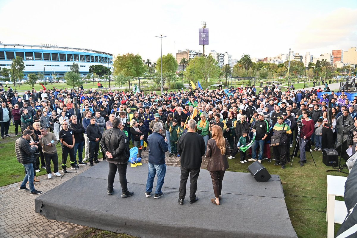 larroqueandres's tweet photo. Junto a @jorgeferraresi y @magdysierra, inauguramos la sede de la Liga Deportiva de Avellaneda y firmamos un convenio para financiar mejoras en clubes de barrio de la ciudad. 

Además, firmamos el financiamiento de la construcción de un Salón de Usos Múltiples, un nuevo parque líneal en Dock Sud, obras de infraestructura en distintos barrios y mejoras habitacionales para familias del distrito.

A pesar de la asfixia financiera que implementa Milei sobre nuestra Provincia, por decisión de @Kicillofok hacemos los esfuerzos necesarios para cuidar el futuro de nuestra comunidad.