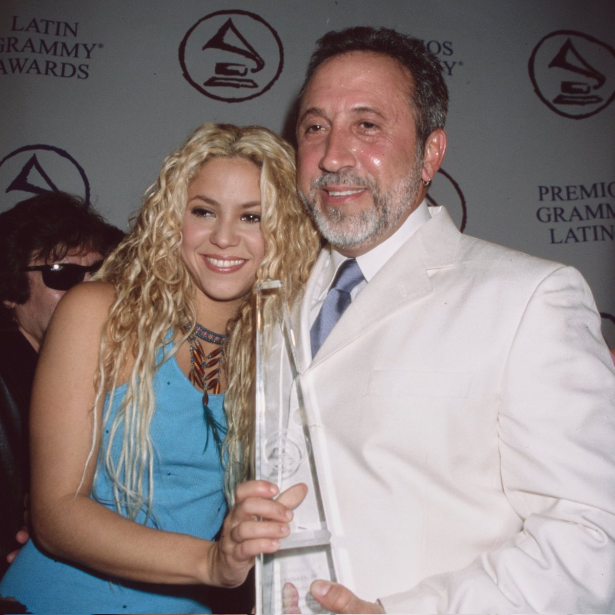 latnpop's tweet photo. Com Shakira, entendeu como incorporar mais elementos que se definiriam como algo muito característico da cantora, como sons mais globais e árabes. Depois de “Dónde Están Los Ladrones” (1998), Emilio e Gloria Estefan, incentivaram a gravação do álbum em inglês. https://t.co/DMOhCCvsIh