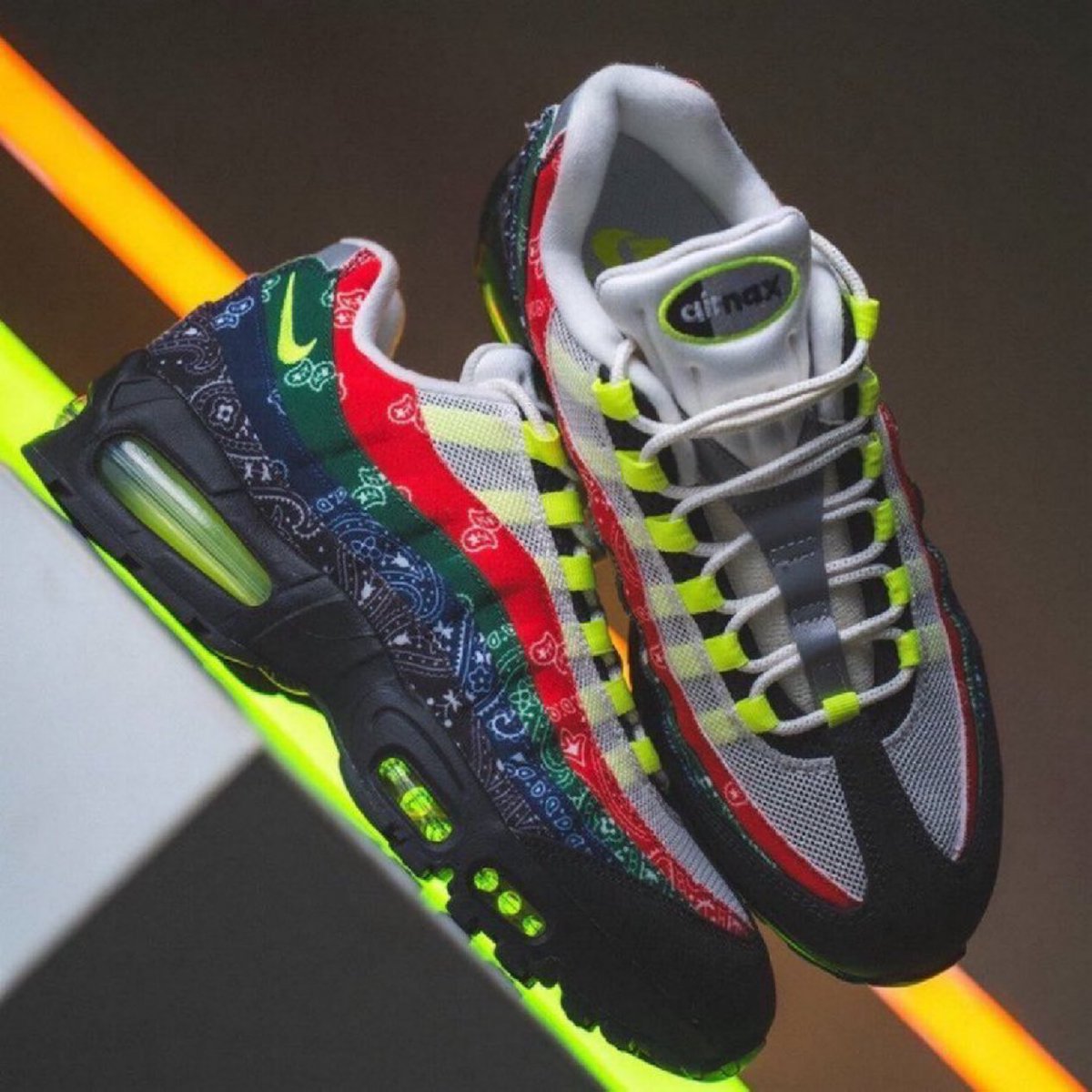 SNKR_TWITR tweet media