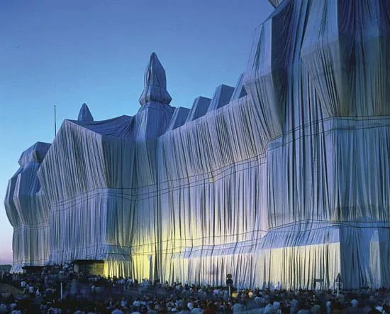 Whereisarts's tweet photo. A silver masterpiece in Berlin: <Wrapped Reichstag> by Christo &amp; Jeanne-Claude. 🏛️24 years in the making, this 1995 project transformed a symbol of power into a fluid work of art. 100,000 sqm of fabric revealed the building’s essence by concealing it. Pure magic! 🕊️#LandArt https://t.co/7yYaj7VESr