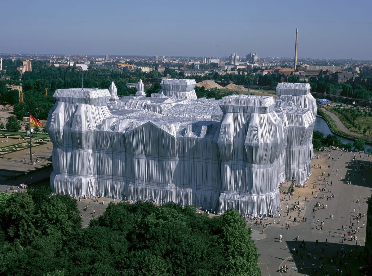 Whereisarts's tweet photo. A silver masterpiece in Berlin: <Wrapped Reichstag> by Christo &amp; Jeanne-Claude. 🏛️24 years in the making, this 1995 project transformed a symbol of power into a fluid work of art. 100,000 sqm of fabric revealed the building’s essence by concealing it. Pure magic! 🕊️#LandArt https://t.co/7yYaj7VESr
