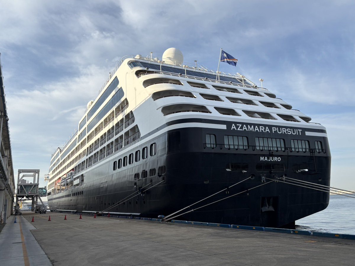 Welcome to KOBE !
ポートターミナル西側に「AZAMARA PURSUIT」（30,277G/T）が入港しました🛳️✨本船は4/11 18:00まで、3日間の神戸港停泊を予定しています⚓️