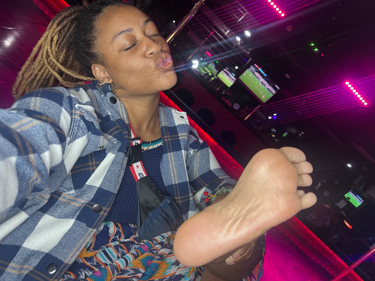 footnight's tweet image. This is what happens when the cutest @temptreessmango gets ahold of your phone and it is unlocked 😍🥰 @Jaxdynamite @JoclynStone #newjersey #footfetish