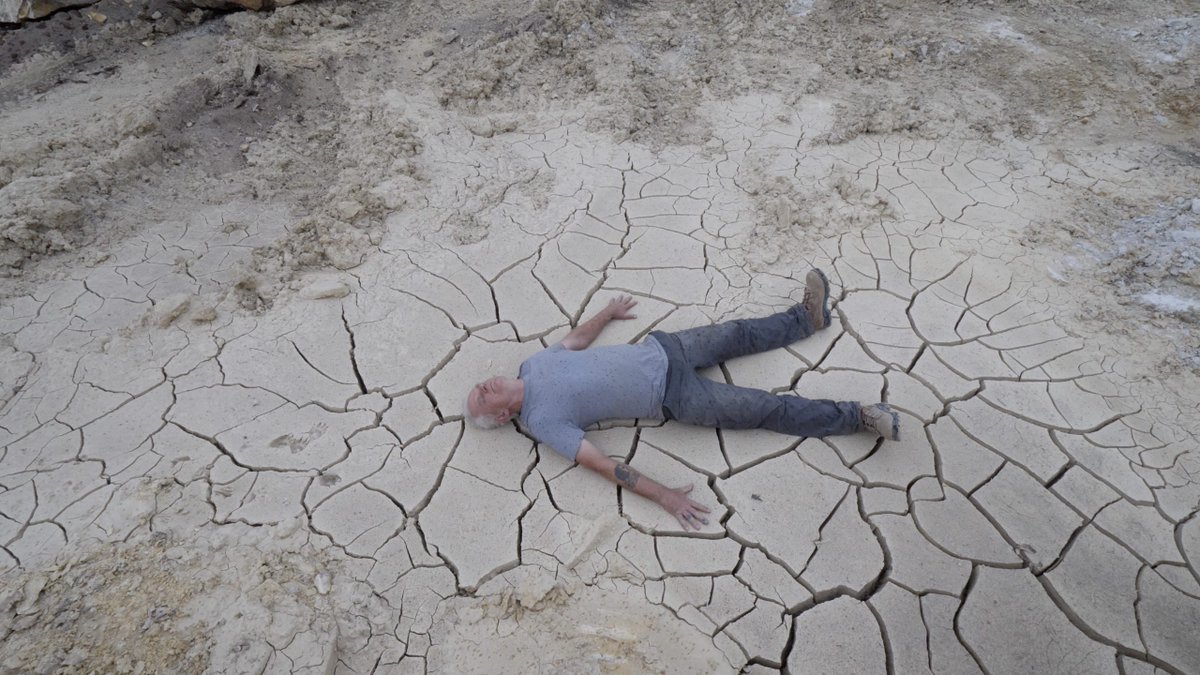 Whereisarts's tweet photo. Rain Shadows by Andy Goldsworthy. 🌧️ By lying on the ground just as the rain begins, the artist creates a silhouette where the earth remains dry. It’s a fleeting, beautiful record of human presence within nature’s rhythm. 👣 #AndyGoldsworthy #RainShadow https://t.co/ppNaDOcMMD