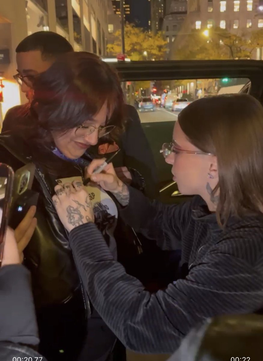 Sukarw's tweet image. Estoy lista para que Victoria exactamente un año después me diga que me abrigue otra vez porque hace frío en NY. 🫠🫠🫠 #youngmiko #dnd #latecheckout #tour #nyc #Barclays