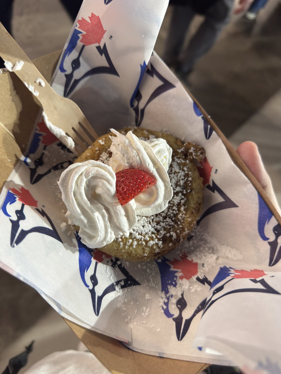 final_crown's tweet photo. slightly overpriced stadium eats but it was yummeh 😛😛😛 https://t.co/3FOtRRyFwH