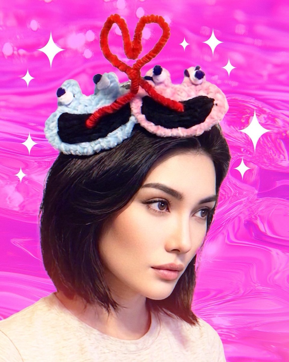 ラブラブカエル🐸❤️🐸ヘアアクセサリーの着用イメージ✨

ハートが触角みたいになるのがポイント🫶

ヘアクリップになっているので頭以外にももちろん付けることは可能です😁
イベントで頭に付けて、家では飾ったりカバンに付けたりしてくれたらいいなぁと思っています😌✨
　
カップルカラーは4種類💗