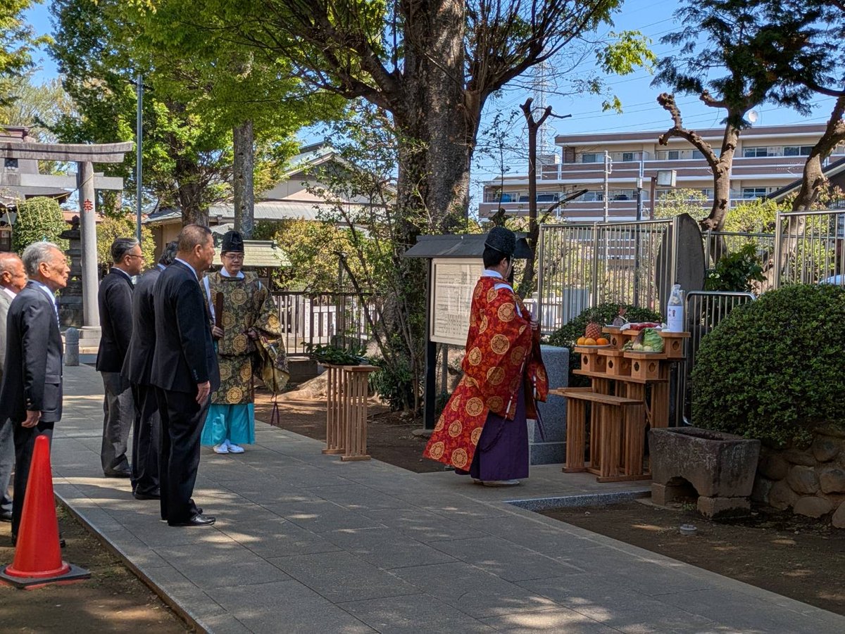tokumarutenjin's tweet photo. 4/9　ウコン桜の咲き誇る中、末社出羽三山神社例祭を執り行いました。 https://t.co/AS853sivc1