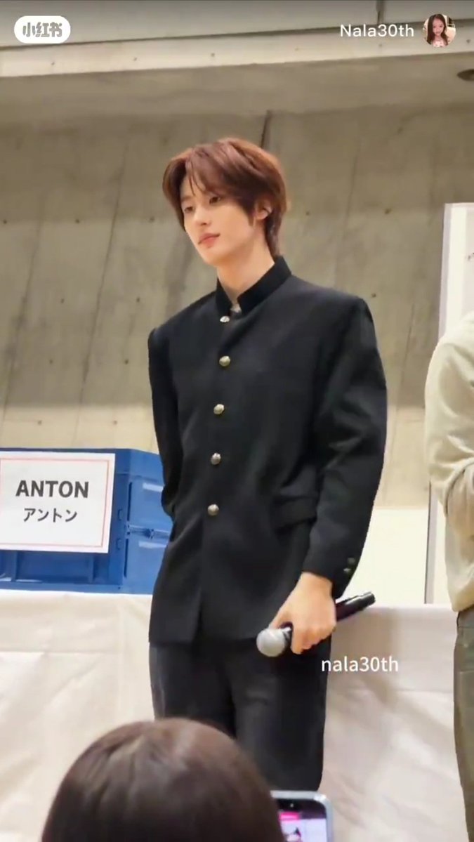 가쿠란 입은 스타일 차이도 좋음
한명은 단추 다 풀었는데
한명은 풀로 다 채웠음