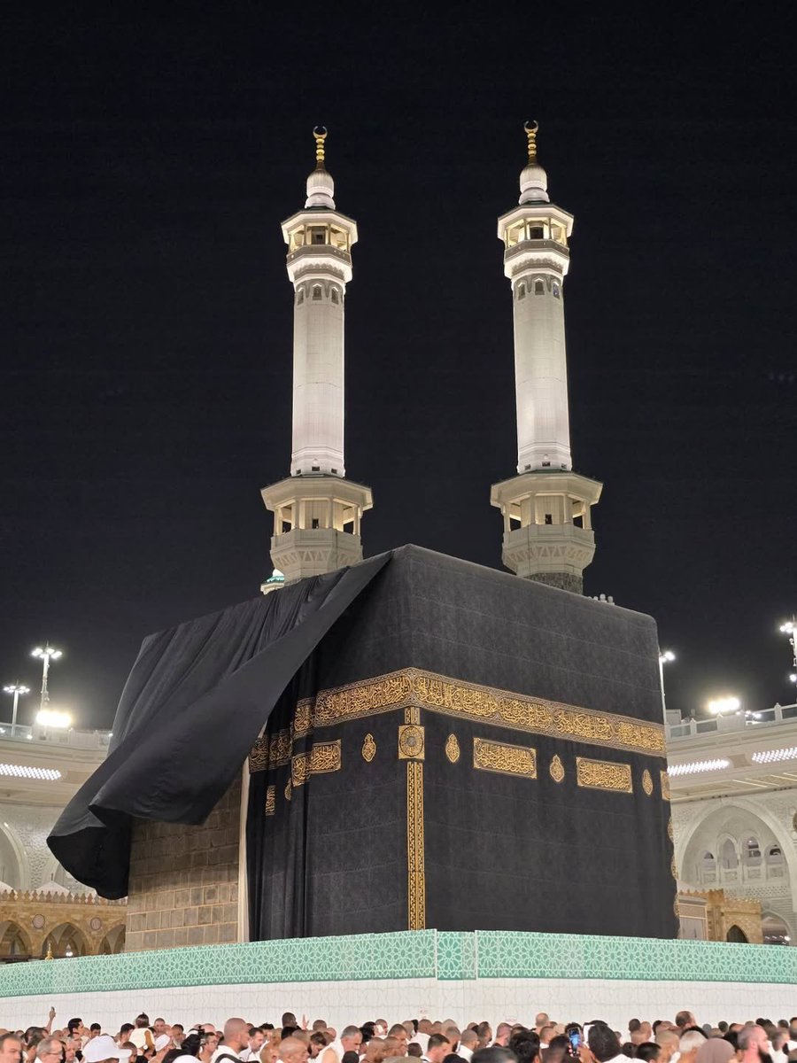 Alhamdhulillaah's tweet photo. A rare glimpse under the cloth of the Kaʿbah after winds blow the temporary covering during maintenance work. https://t.co/Iyg1Pk6skN