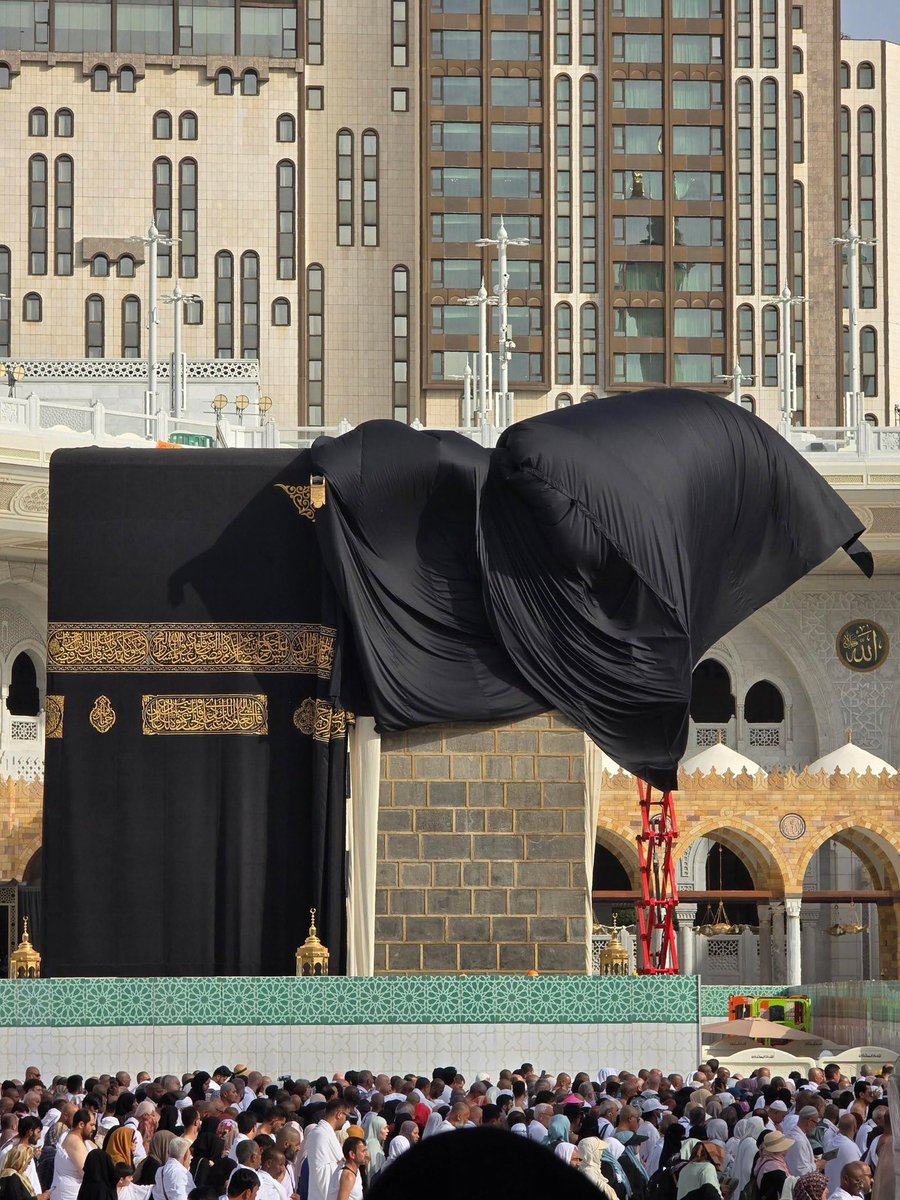 Alhamdhulillaah's tweet photo. A rare glimpse under the cloth of the Kaʿbah after winds blow the temporary covering during maintenance work. https://t.co/Iyg1Pk6skN