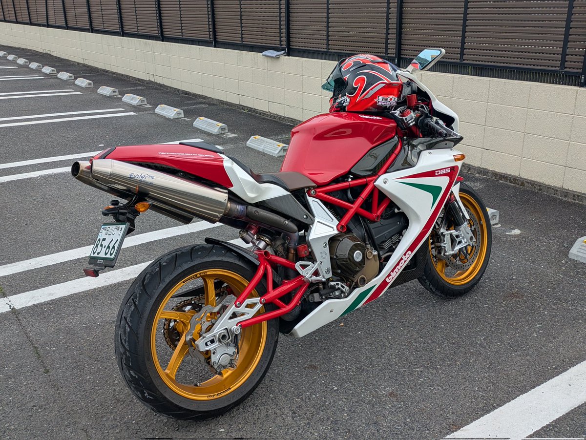 TESTAROSSA1199's tweet image. おはようございます。
最近は996ばかりだったから今日はDB5。こいつも996に負けず劣らずのクセ強ちゃん。
今朝はちょっと気温低め？ですが、少し肌寒いくらいの方が空冷エンジンにはちょうど良い。