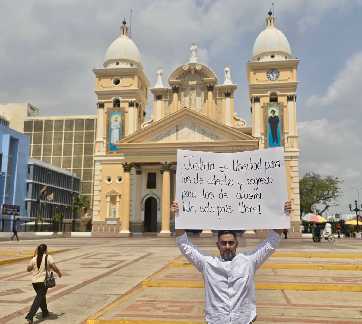 Yo estuve allí y sé lo que se siente el silencio de una celda por motivos políticos. mi libertad no está completa mientras falten ellos. 
Amnistía plena y sin trabas judiciales ya.
Justicia para el exilio: Que el destierro deje de ser la otra prisión.