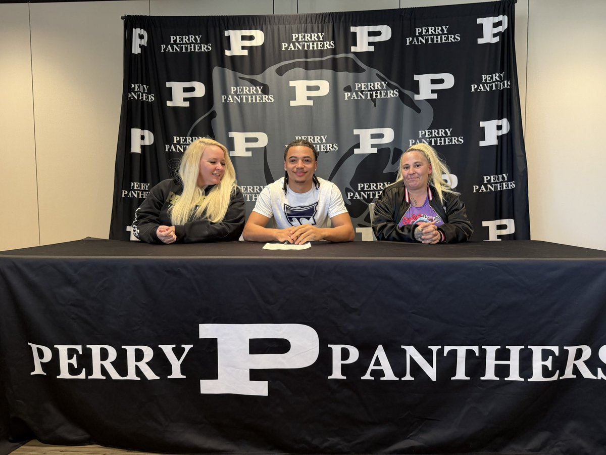 PerryFootball_'s tweet image. Congratulations to Nasir Foster on signing with Marietta College today to play football and continue his education! @Marietta_FB #GoPerry #PTO