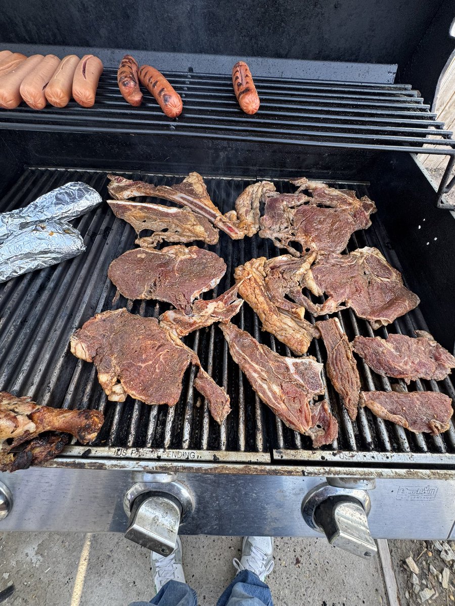 normalguy824's tweet photo. #MeatWatching https://t.co/wi60hgazXs