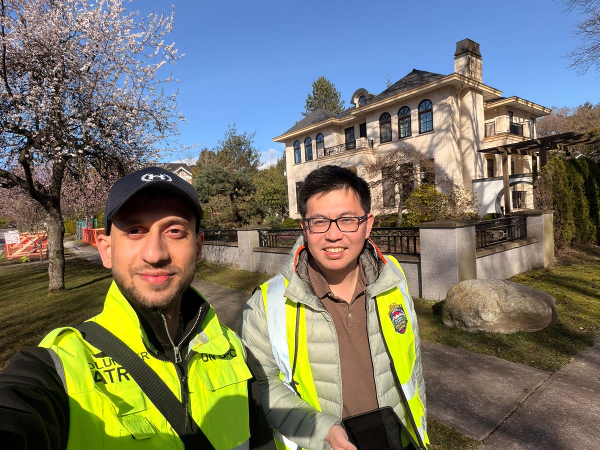KOMCPC's tweet photo. KOM volunteers out on patrol ☀️🌸
Keeping the community safe &amp; supported 💛
Say hi if you see us! 👋
#komvolunteers #vancouver @VancouverPD @Kerrisdale_IM @marpolevillage @VanPoliceFnd https://t.co/NS5V3Zsft7
