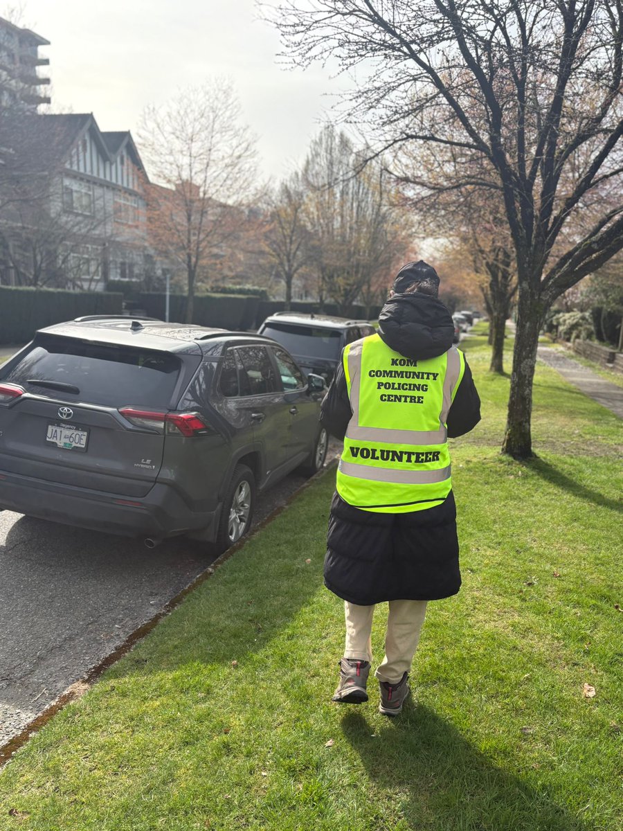 KOMCPC's tweet photo. KOM volunteers out on patrol ☀️🌸
Keeping the community safe &amp; supported 💛
Say hi if you see us! 👋
#komvolunteers #vancouver @VancouverPD @Kerrisdale_IM @marpolevillage @VanPoliceFnd https://t.co/NS5V3Zsft7