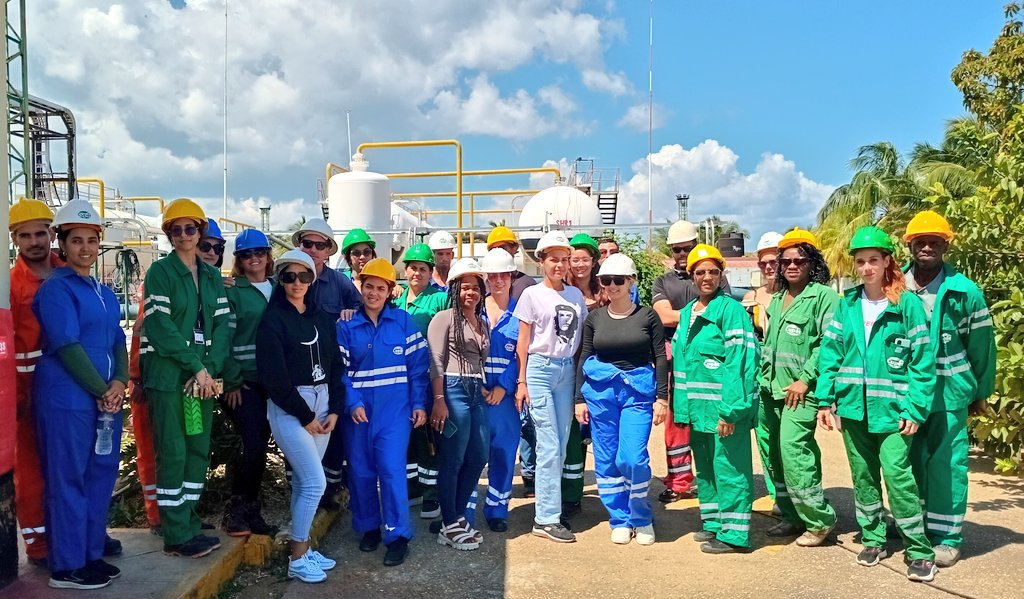 CEmpercap's tweet photo. 🇨🇺¡Unidad, energía y talento! 🇨🇺
Así fue el recorrido de los jóvenes de División Producción Centro y División de Servicios Especializados EPEP para conocer los procesos productivos, rutinas que hacen de la producción del oro negro un mundo complejo pero apasionante.
#cupet #64UJC https://t.co/4UedAf5ppt