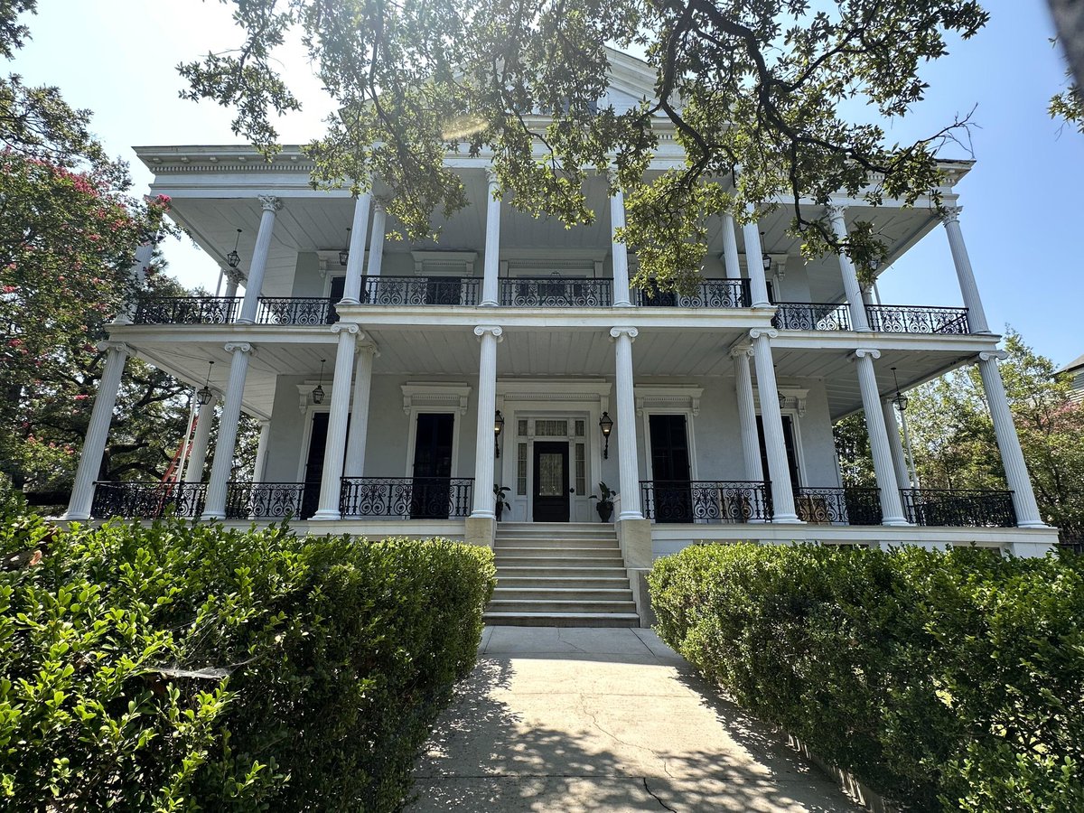 ahsfxoficial's tweet photo. Ryan Murphy revelou que a Miss Robichaux’s Academy foi completamente reconstruída em New York para as filmagens de #AHS13. A casa original está localizada em New Orleans. https://t.co/gBFgOMI4it