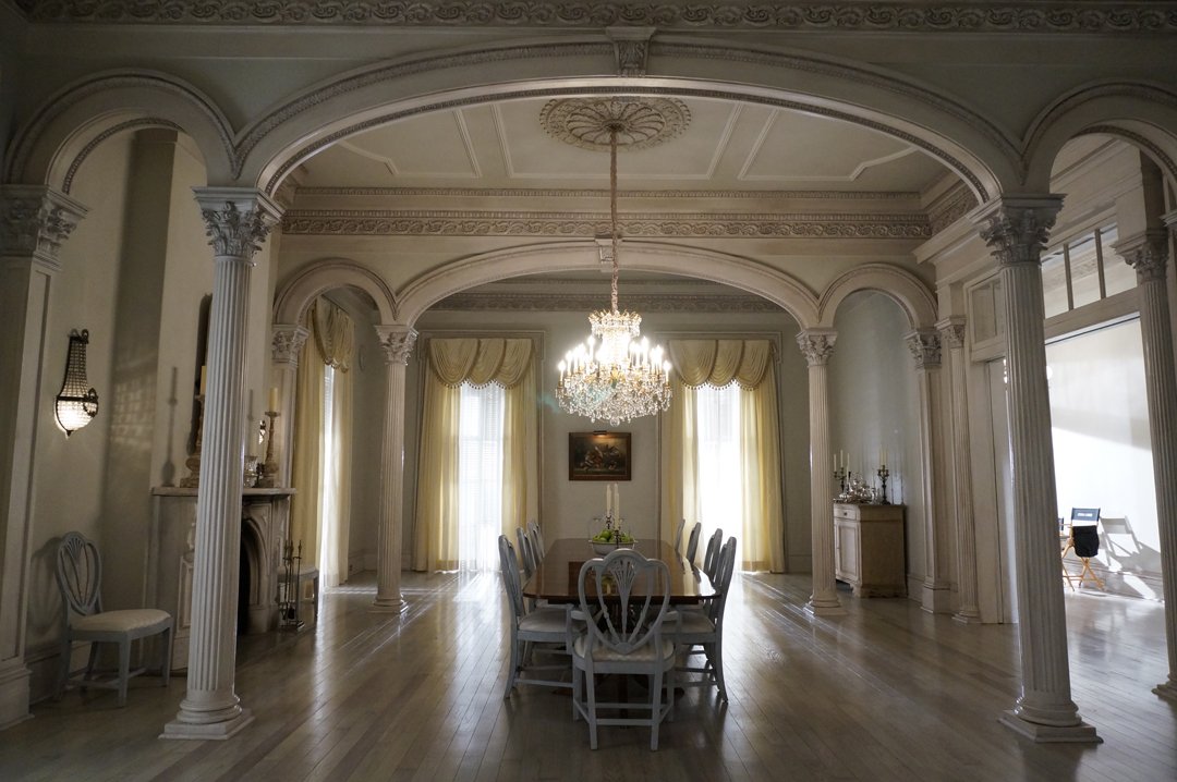 ahsfxoficial's tweet photo. Ryan Murphy revelou que a Miss Robichaux’s Academy foi completamente reconstruída em New York para as filmagens de #AHS13. A casa original está localizada em New Orleans. https://t.co/gBFgOMI4it