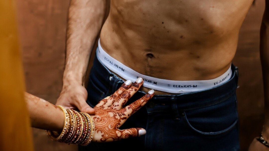 Shadi ko abhi sirf kuch hi din hue hai, par jb bhi mere pati ke 💚dost aate hain,meri chut ekdm geeli ho jaati hai. Mehndi wali haath ab sirf unke mota lund ko pkdne aur sehlane ko beqarar hain.Pati ke dost se itna gnda attraction feel krna kya yeh pyar ka naya,harami rang hai 🧡