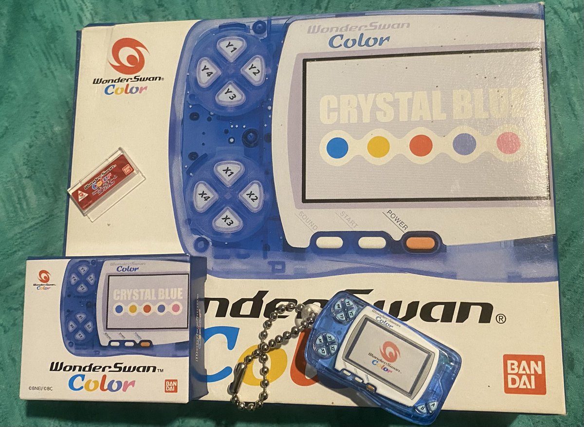 k_yen_team's tweet photo. C’est pas beau cette petite Wonderswan #Gashapon avec la vraie #Wonderswancolor !!!! Moi je dis toutes les consoles ont le droit à leurs Gashapons même la #Gx4000!!!! https://t.co/uCxKO37tZu