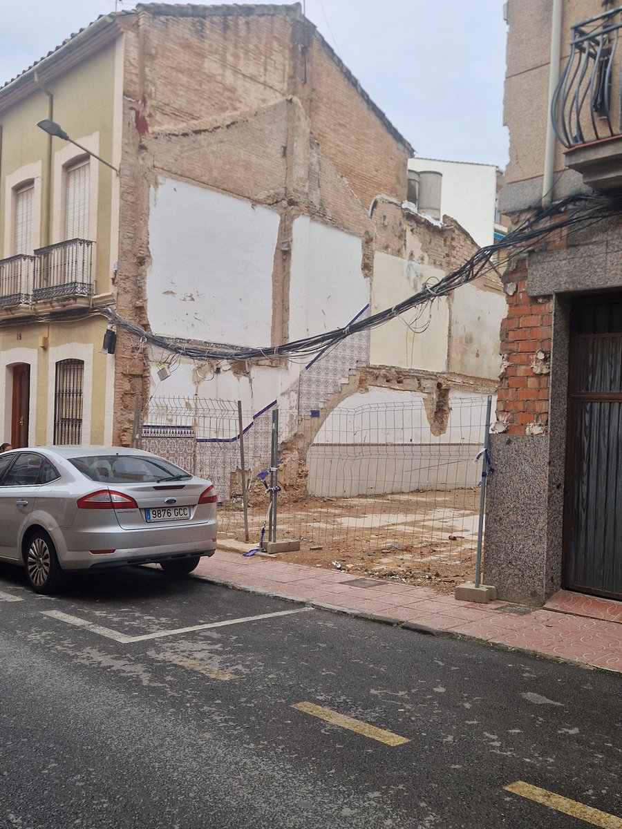 florideblanco's tweet photo. @auxidelolmo @raul_garcia_96 @aytolinares Es de agradecer su interés  personal, pero no entiendo que no haya funcionarios del Ayuntamiento que no circulen  por la ciudad y vean jardines, aceras, calles, parques etc. Y por no hablar de la vergüenza de solares de casas tiradas y abando o de imagen hacia la ciudad https://t.co/tqkcI2gzOk