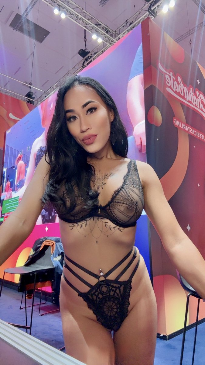bianca_transph's tweet photo. A quick selfie before the CB live stream at the Venus Berlin 2025 https://t.co/R4rGC0dla2