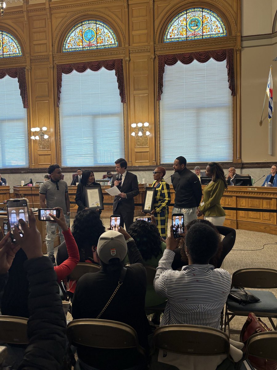 CMEvanNolan's tweet photo. Honored to recognize Principal Vicki Graves-Hill and Ms. Arnice Smith for their tireless efforts to create the Roll Hill Elementary School Library- the only public library in the neighborhood. https://t.co/5mFsPNFGZc