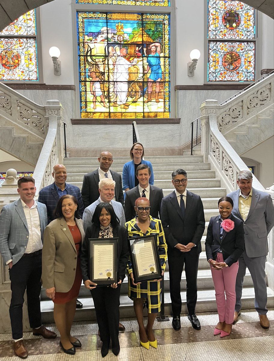 CMEvanNolan's tweet photo. Honored to recognize Principal Vicki Graves-Hill and Ms. Arnice Smith for their tireless efforts to create the Roll Hill Elementary School Library- the only public library in the neighborhood. https://t.co/5mFsPNFGZc