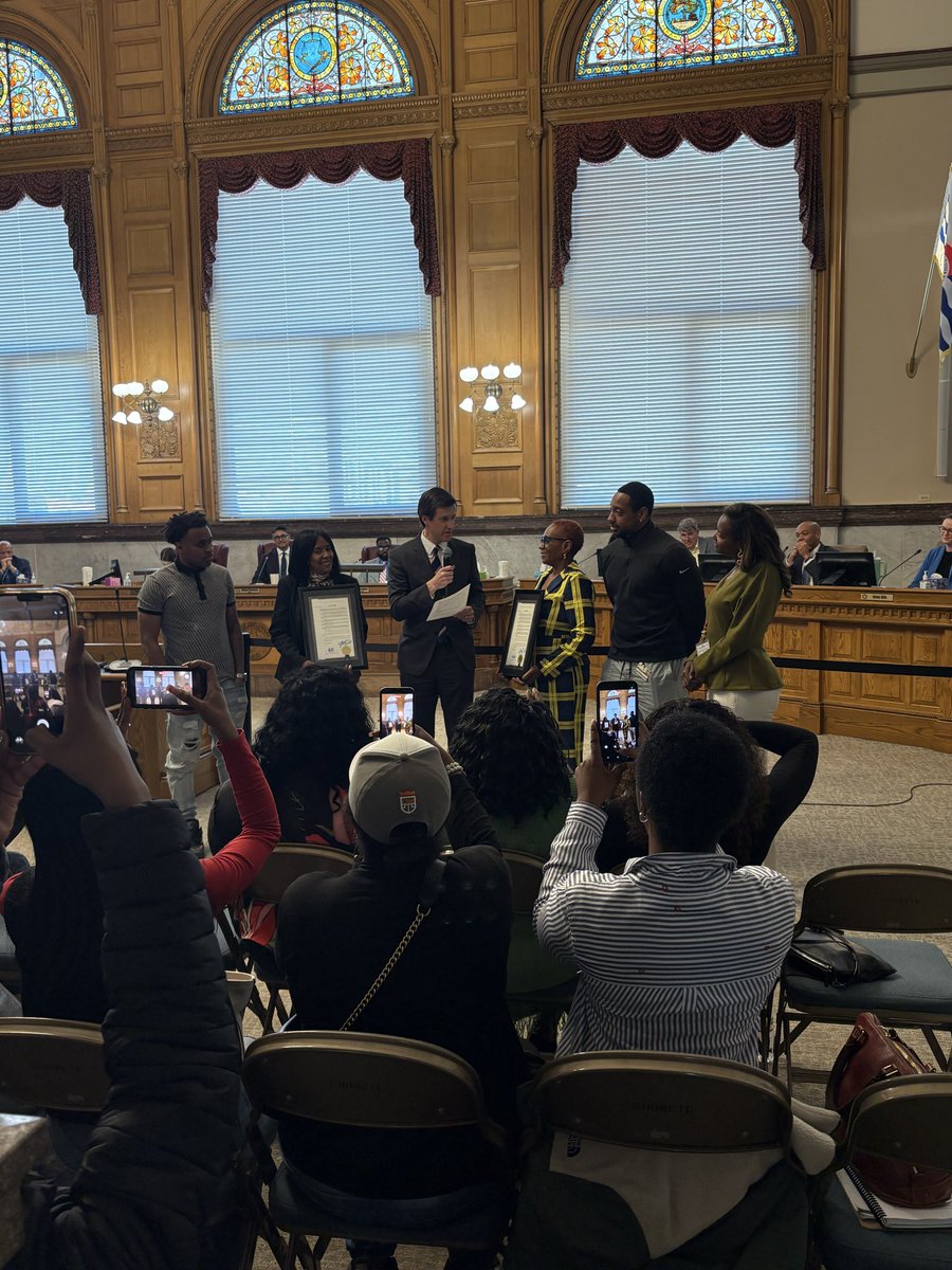 CMEvanNolan's tweet photo. Honored to recognize Principal Vicki Graves-Hill and Ms. Arnice Smith for their tireless efforts to create the Roll Hill Elementary School Library- the only public library in the neighborhood. https://t.co/5mFsPNFGZc
